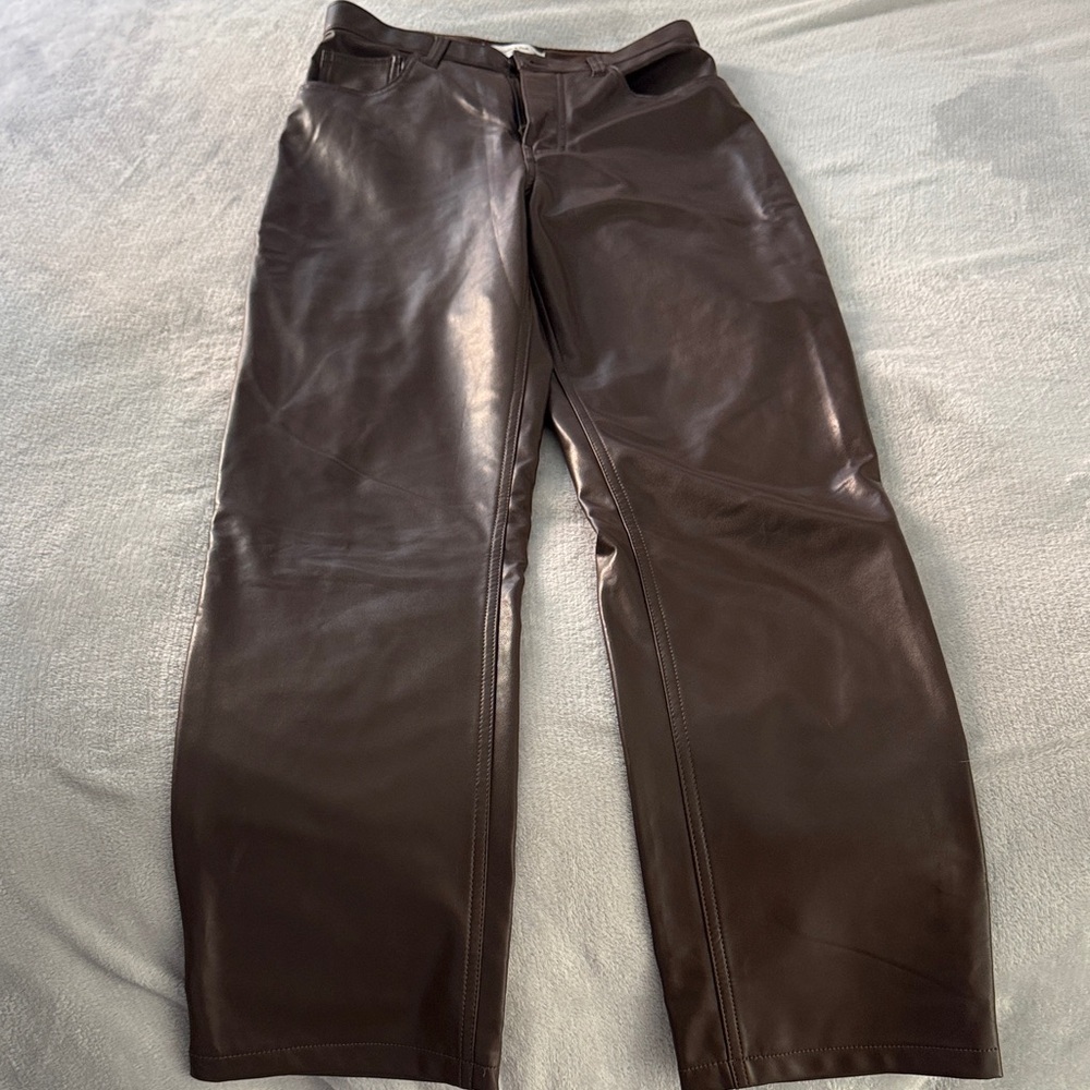 Abercrombie & Fitch High Rise 90s Relaxed Vegan Leather Pant size 28/6